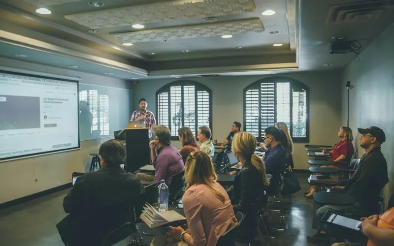 Auditório com alunos assistindo a uma apresentação.